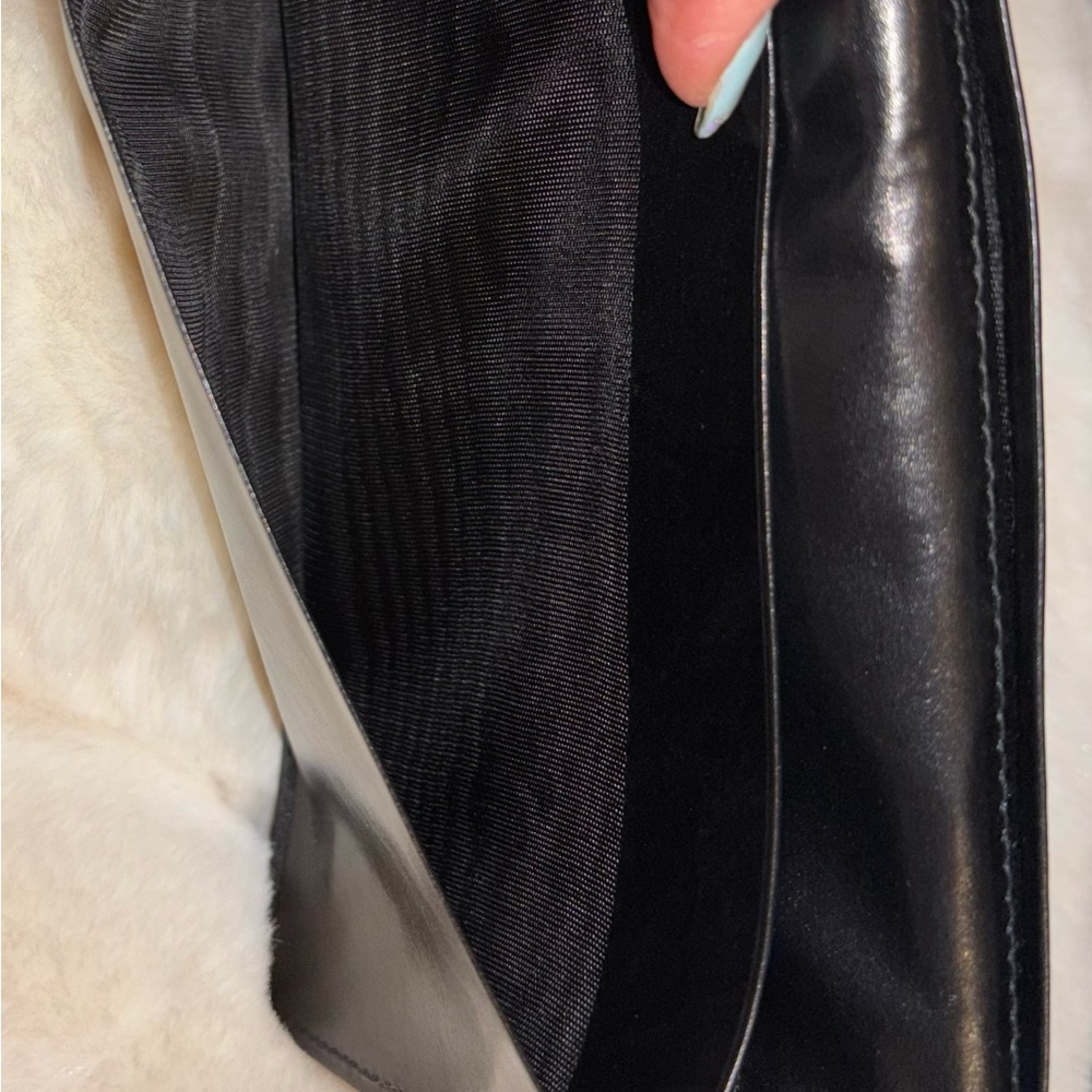 Salvatore Ferragamo Elegant Leather Wallet in Box - Picture 6 of 16